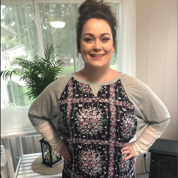 NWTs Lace Sleeve Floral Bandana Split Back Top - Picture 2 of 5